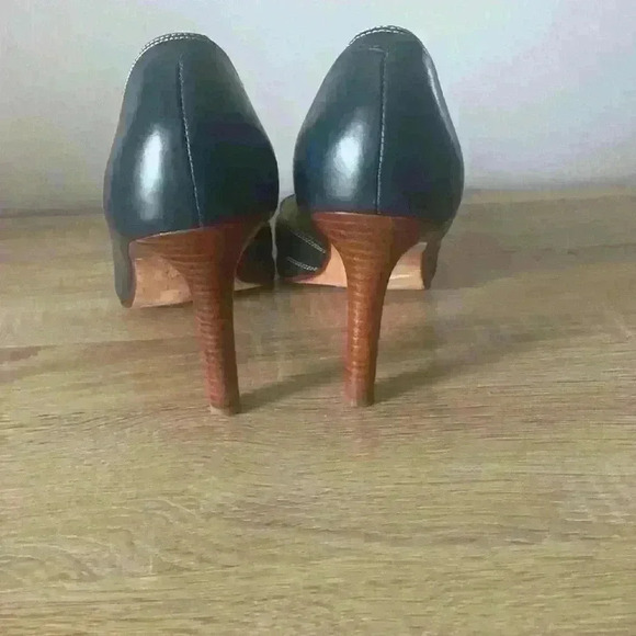 Lauren by Ralph Lauren navy heels in 8.5. Leather uppers and sole. - Picture 2 of 4